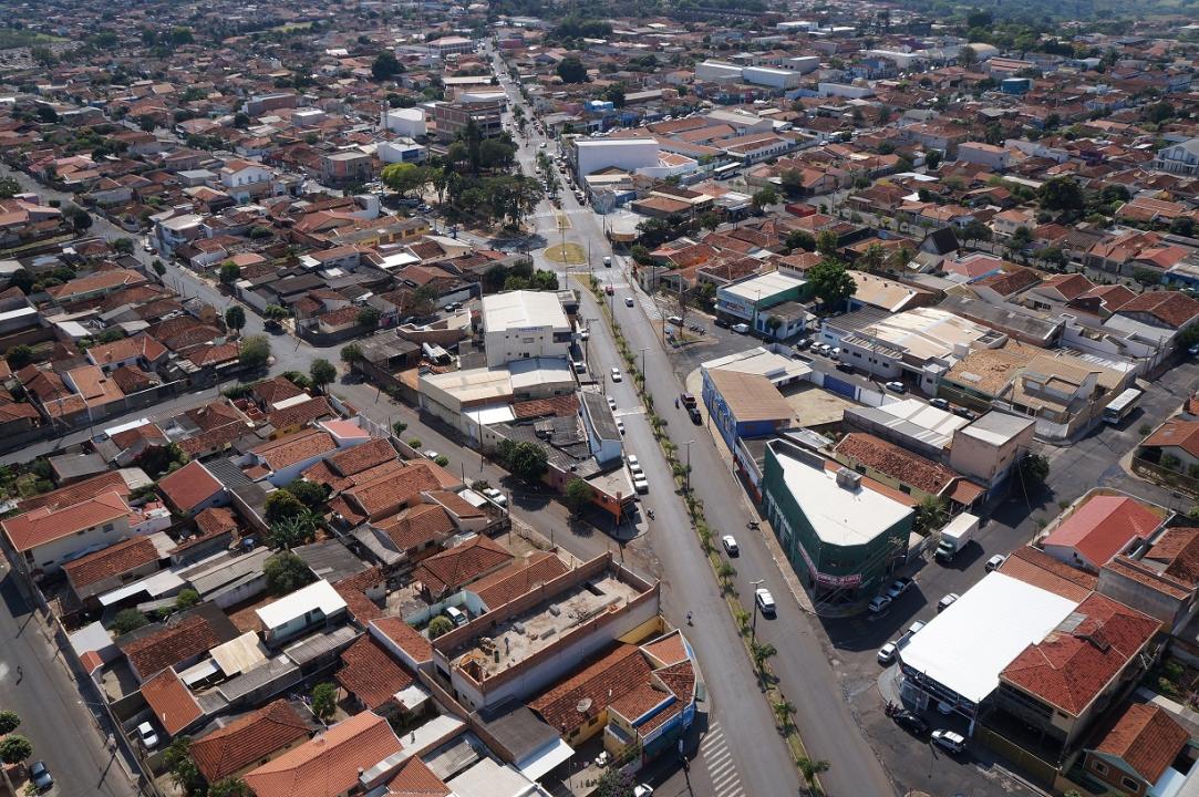 Céu azul e tempo seco sobre Américo Brasiliense, com sol forte e poucas nuvens nesta terça-feira